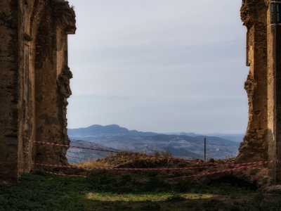 Il tutto mentre sullo sfondo si delineano le verdi colline circostanti